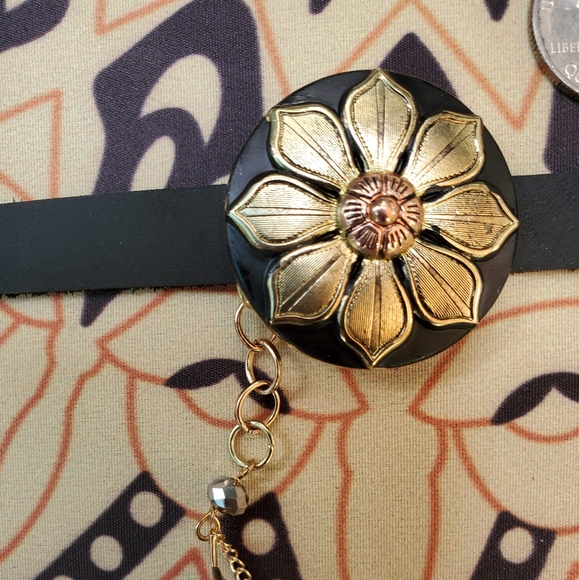 New Flower Power Concho Choker - Picture 4 of 11